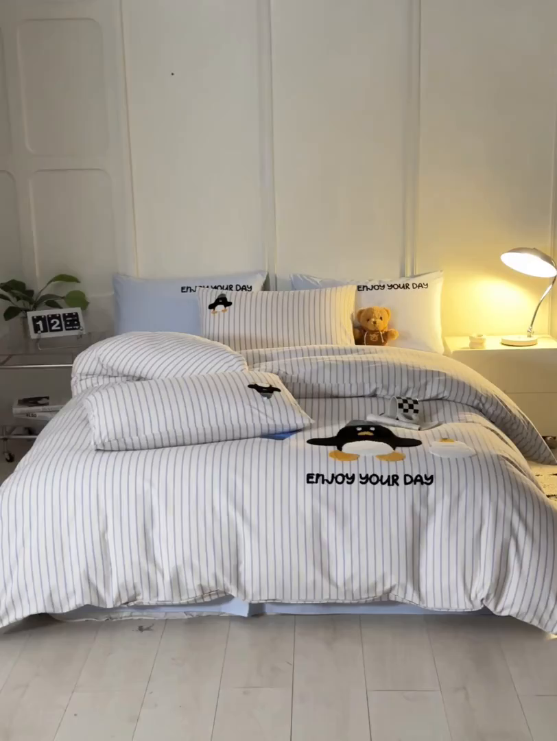 91家纺网 家纺一手货源 找家纺 蓝邻家纺 2025新款全棉磨毛卡通刺绣款四件套--毛巾绣系列 南极舞者