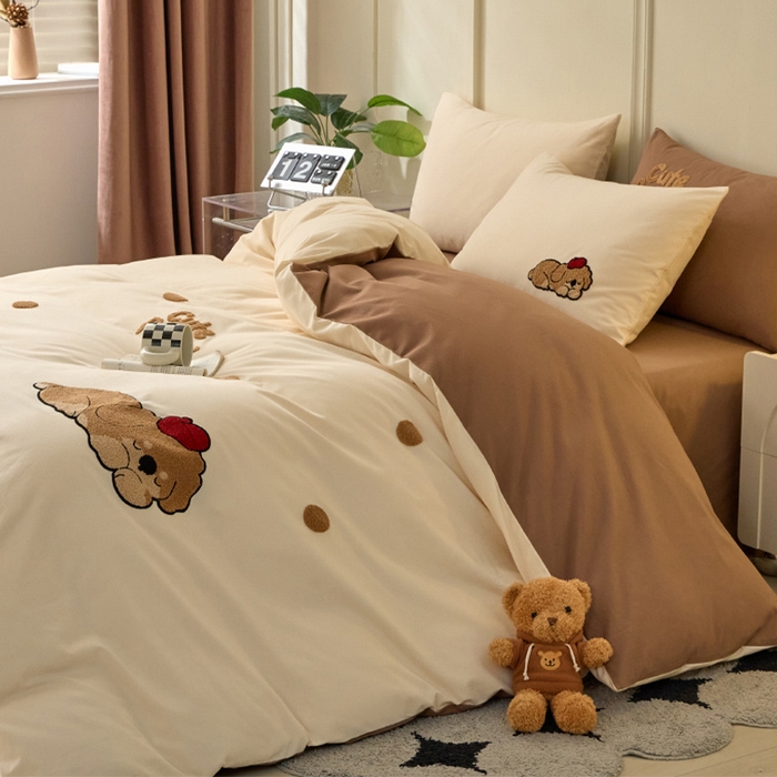 91家纺网 家纺一手货源 找家纺 蓝邻家纺 2025新款全棉磨毛卡通刺绣款四件套--毛巾绣系列 瑞瑞-米咖