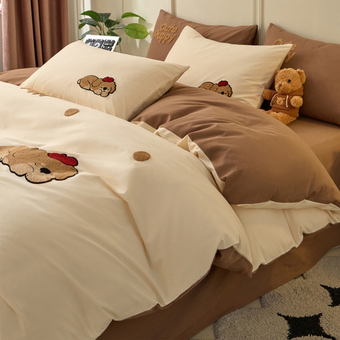 91家纺网 家纺一手货源 找家纺 蓝邻家纺 2025新款全棉磨毛卡通刺绣款四件套--毛巾绣系列 瑞瑞-米咖