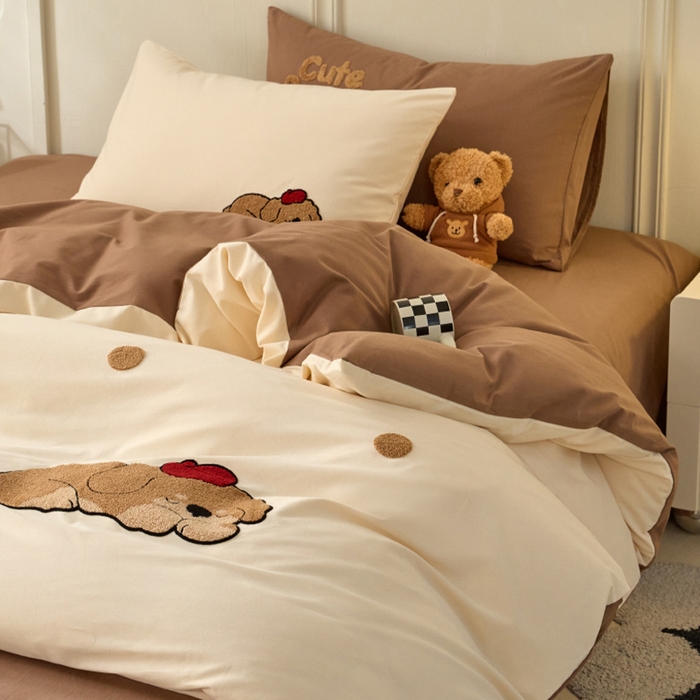 91家纺网 家纺一手货源 找家纺 蓝邻家纺 2025新款全棉磨毛卡通刺绣款四件套--毛巾绣系列 瑞瑞-米咖