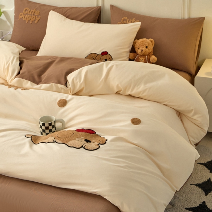 91家纺网 家纺一手货源 找家纺 蓝邻家纺 2025新款全棉磨毛卡通刺绣款四件套--毛巾绣系列 瑞瑞-米咖