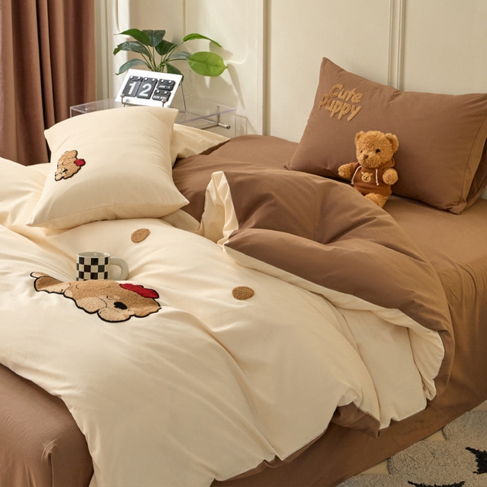 91家纺网 家纺一手货源 找家纺 蓝邻家纺 2025新款全棉磨毛卡通刺绣款四件套--毛巾绣系列 瑞瑞-米咖