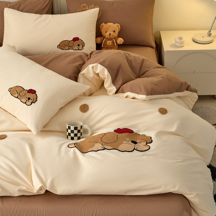 91家纺网 家纺一手货源 找家纺 蓝邻家纺 2025新款全棉磨毛卡通刺绣款四件套--毛巾绣系列 瑞瑞-米咖