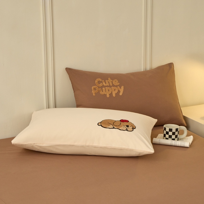 91家纺网 家纺一手货源 找家纺 蓝邻家纺 2025新款全棉磨毛卡通刺绣款四件套--毛巾绣系列 瑞瑞-米咖