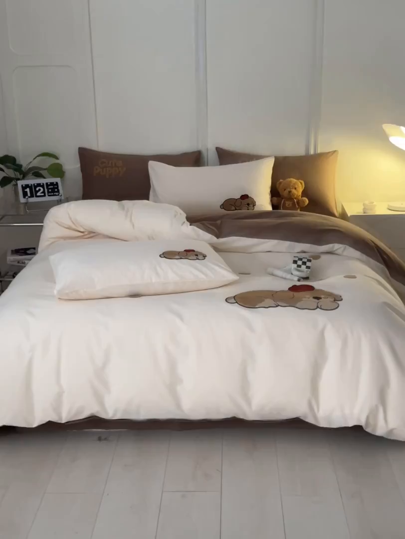 91家纺网 家纺一手货源 找家纺 蓝邻家纺 2025新款全棉磨毛卡通刺绣款四件套--毛巾绣系列 瑞瑞-米咖