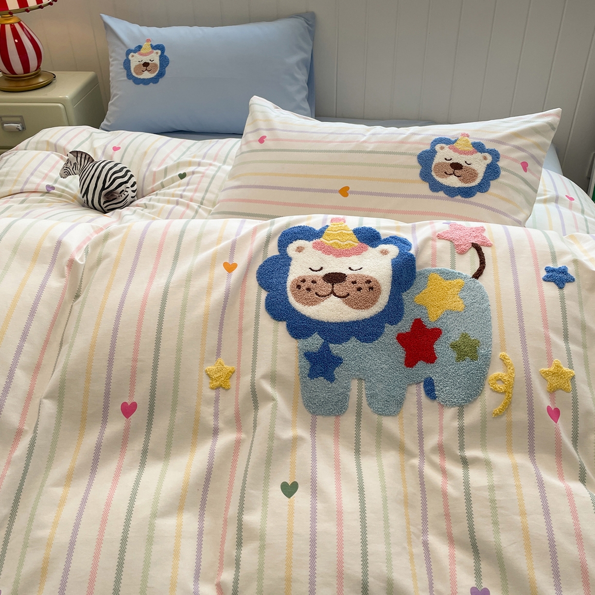 91家纺网 家纺一手货源 找家纺 蓝邻家纺 2025新款全棉磨毛卡通刺绣款四件套--毛巾绣系列 丛林守护-蓝