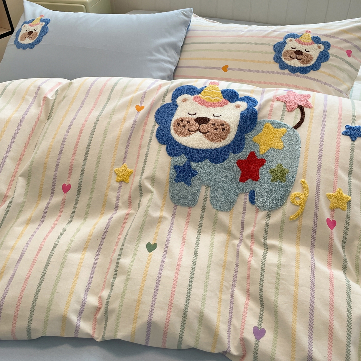 91家纺网 家纺一手货源 找家纺 蓝邻家纺 2025新款全棉磨毛卡通刺绣款四件套--毛巾绣系列 丛林守护-蓝