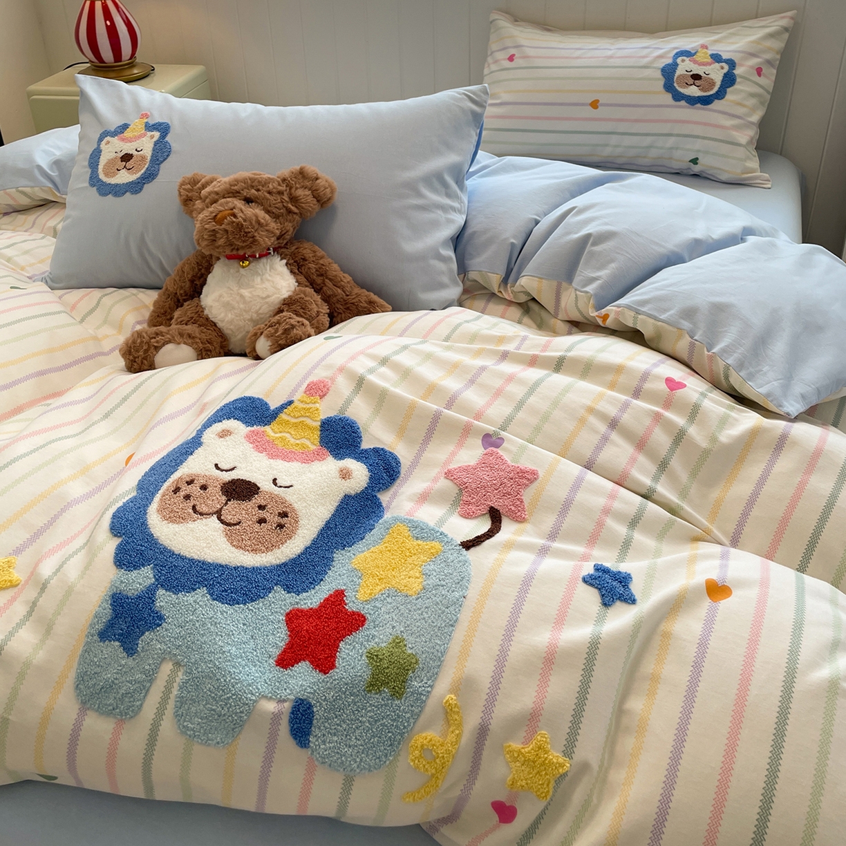 91家纺网 家纺一手货源 找家纺 蓝邻家纺 2025新款全棉磨毛卡通刺绣款四件套--毛巾绣系列 丛林守护-蓝