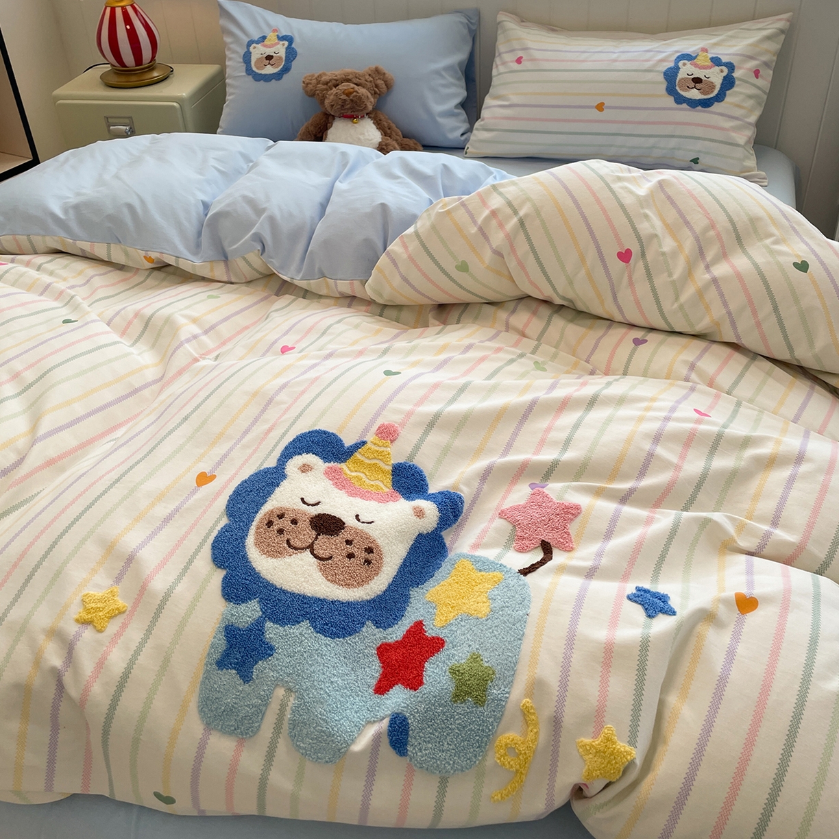 91家纺网 家纺一手货源 找家纺 蓝邻家纺 2025新款全棉磨毛卡通刺绣款四件套--毛巾绣系列 丛林守护-蓝