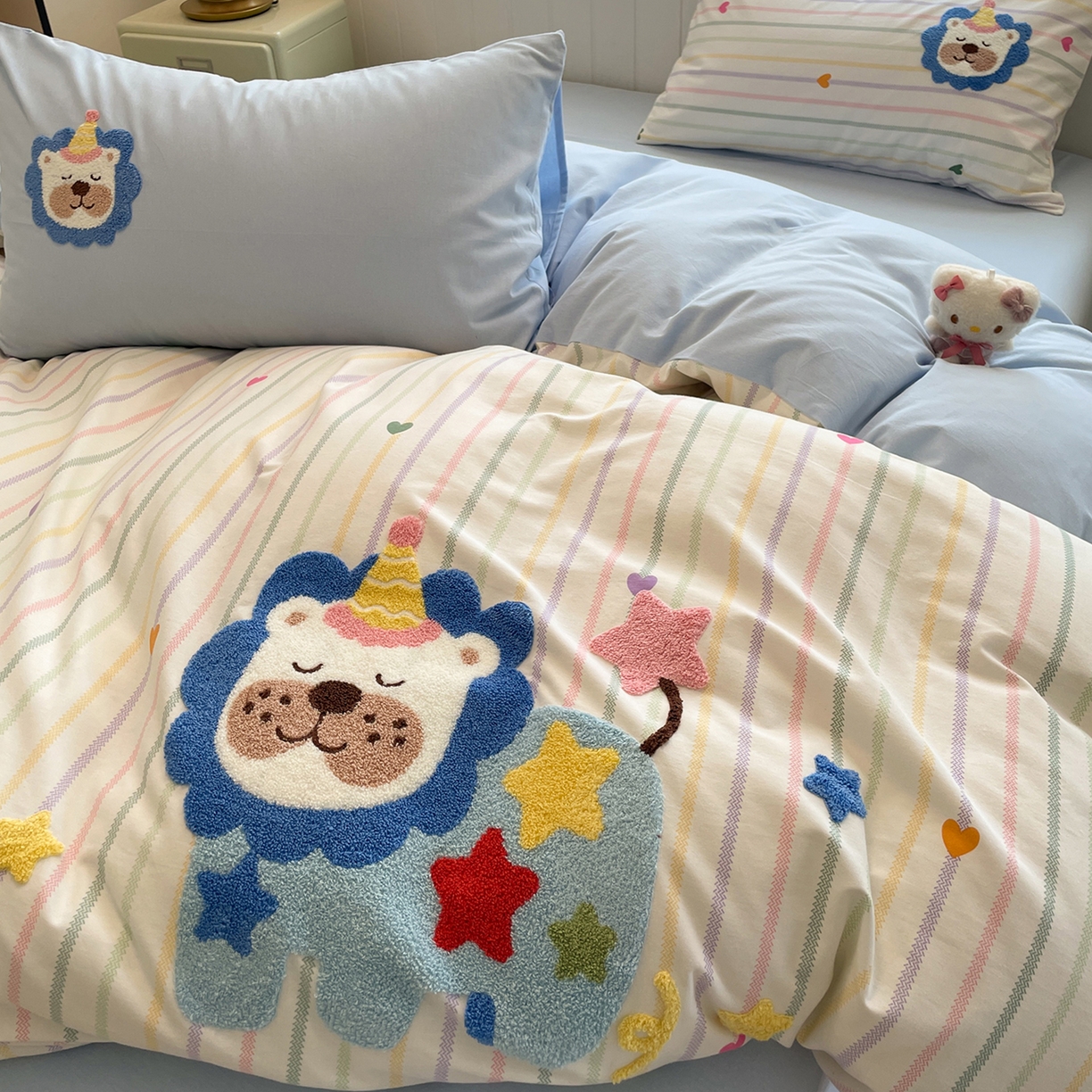 91家纺网 家纺一手货源 找家纺 蓝邻家纺 2025新款全棉磨毛卡通刺绣款四件套--毛巾绣系列 丛林守护-蓝