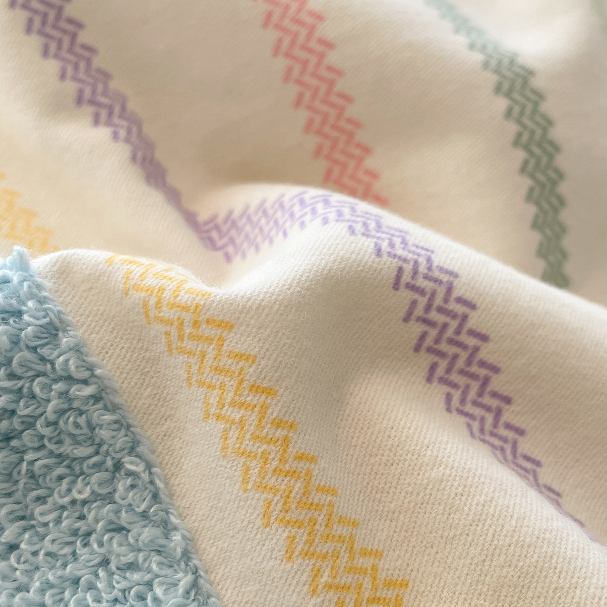 91家纺网 家纺一手货源 找家纺 蓝邻家纺 2025新款全棉磨毛卡通刺绣款四件套--毛巾绣系列 丛林守护-蓝