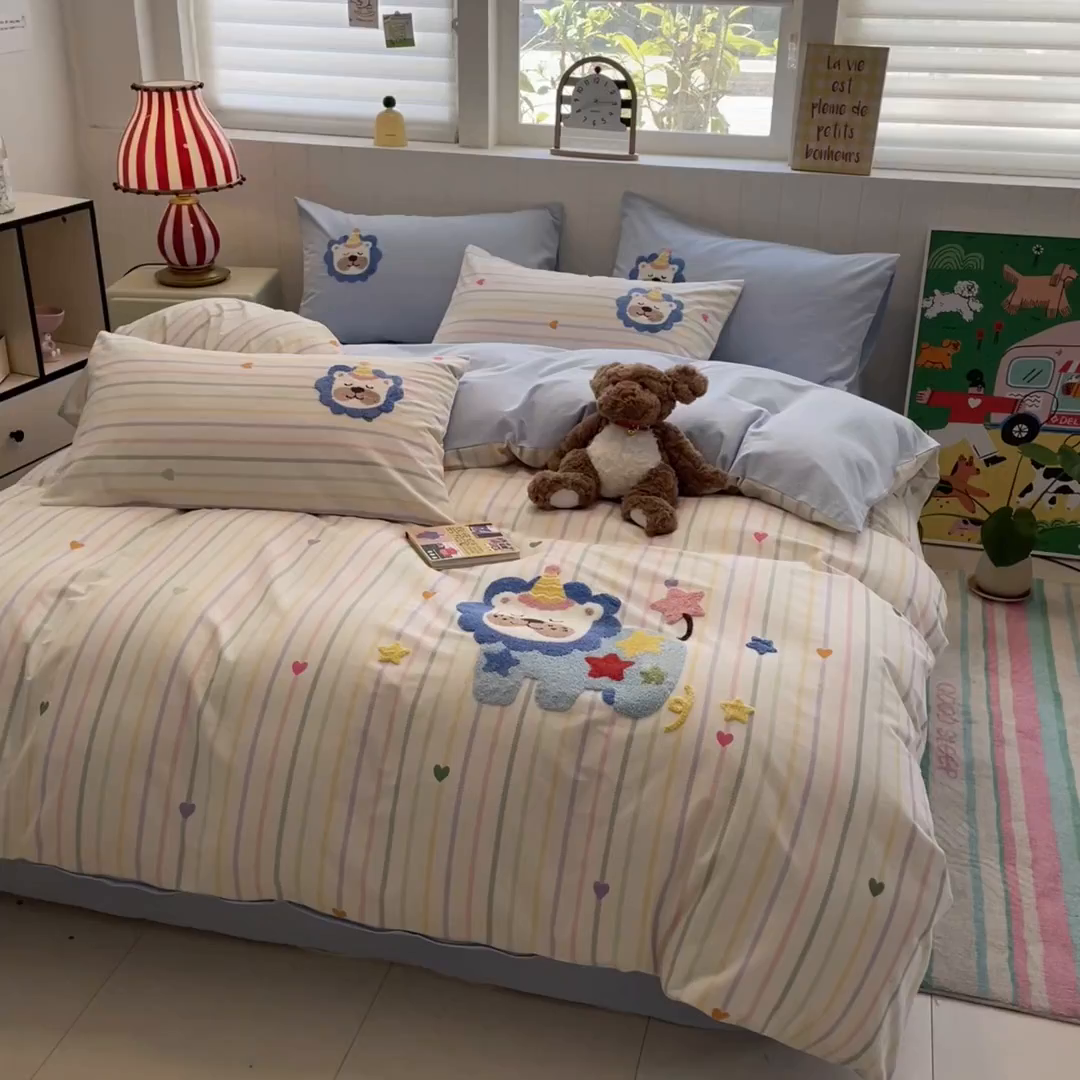 91家纺网 家纺一手货源 找家纺 蓝邻家纺 2025新款全棉磨毛卡通刺绣款四件套--毛巾绣系列 丛林守护-蓝