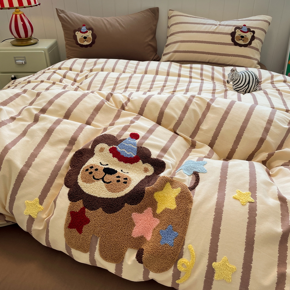 蓝邻家纺 2025新款全棉磨毛卡通刺绣款四件套--毛巾绣系列 丛林守护-棕