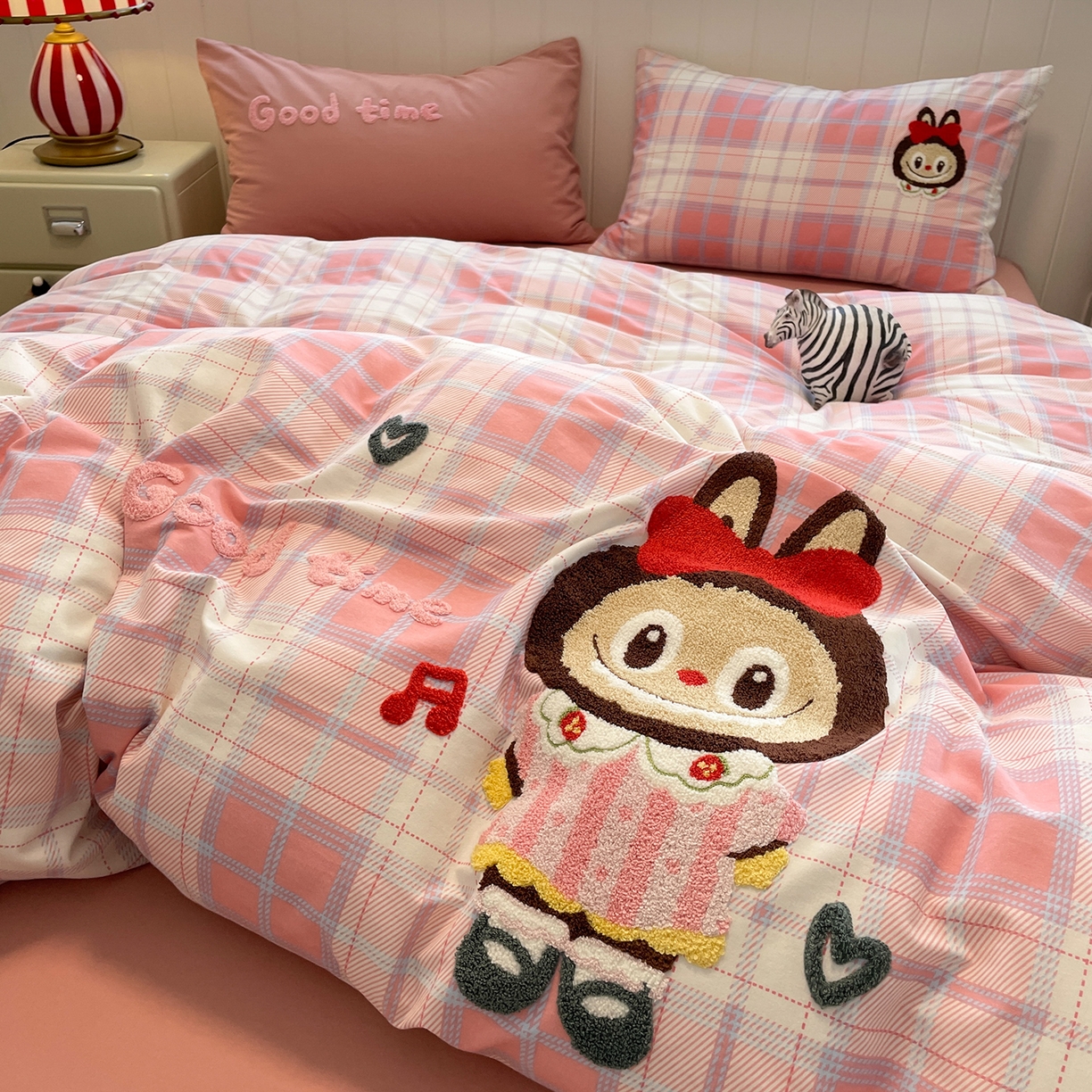 蓝邻家纺 2025新款全棉磨毛卡通刺绣款四件套--毛巾绣系列 芙芙兔