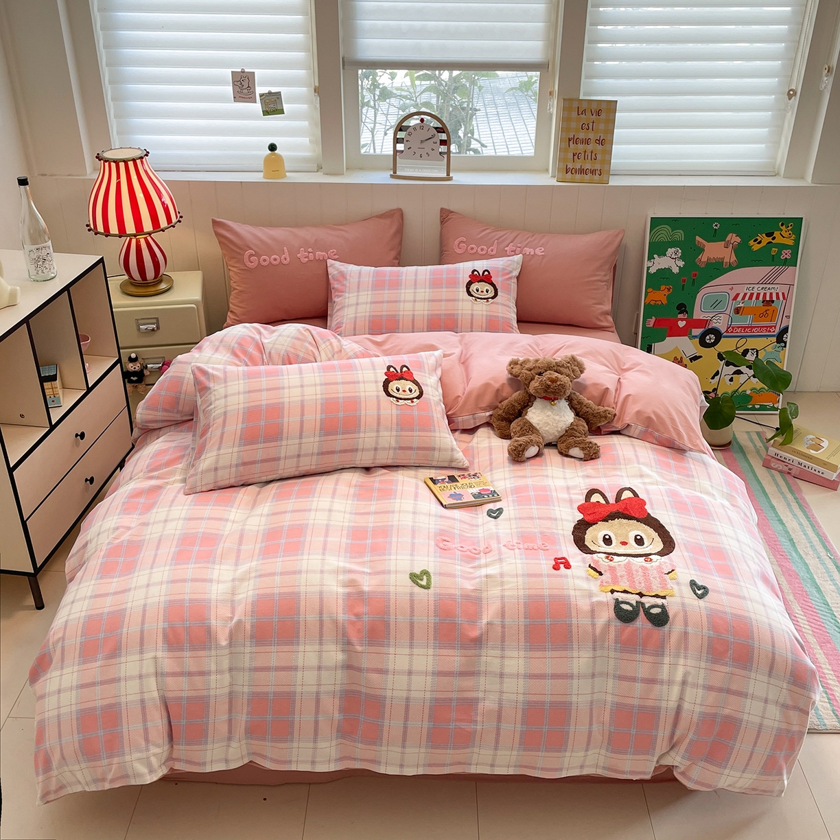 91家纺网 家纺一手货源 找家纺 蓝邻家纺 2025新款全棉磨毛卡通刺绣款四件套--毛巾绣系列 芙芙兔