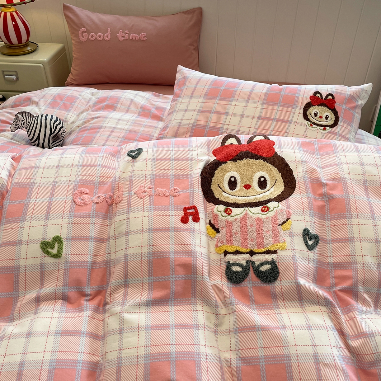 91家纺网 家纺一手货源 找家纺 蓝邻家纺 2025新款全棉磨毛卡通刺绣款四件套--毛巾绣系列 芙芙兔