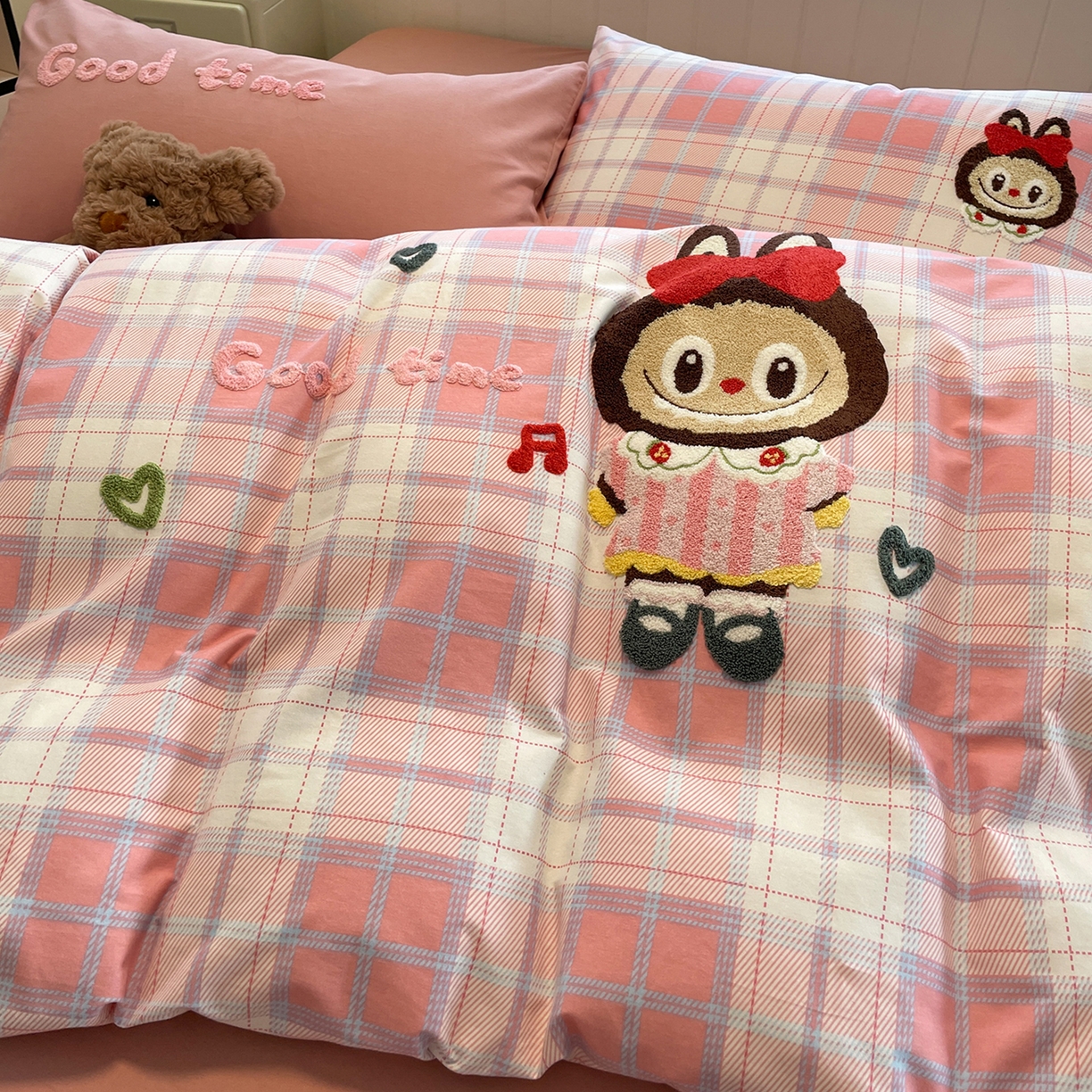 91家纺网 家纺一手货源 找家纺 蓝邻家纺 2025新款全棉磨毛卡通刺绣款四件套--毛巾绣系列 芙芙兔