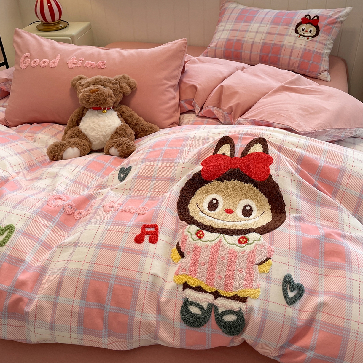 91家纺网 家纺一手货源 找家纺 蓝邻家纺 2025新款全棉磨毛卡通刺绣款四件套--毛巾绣系列 芙芙兔