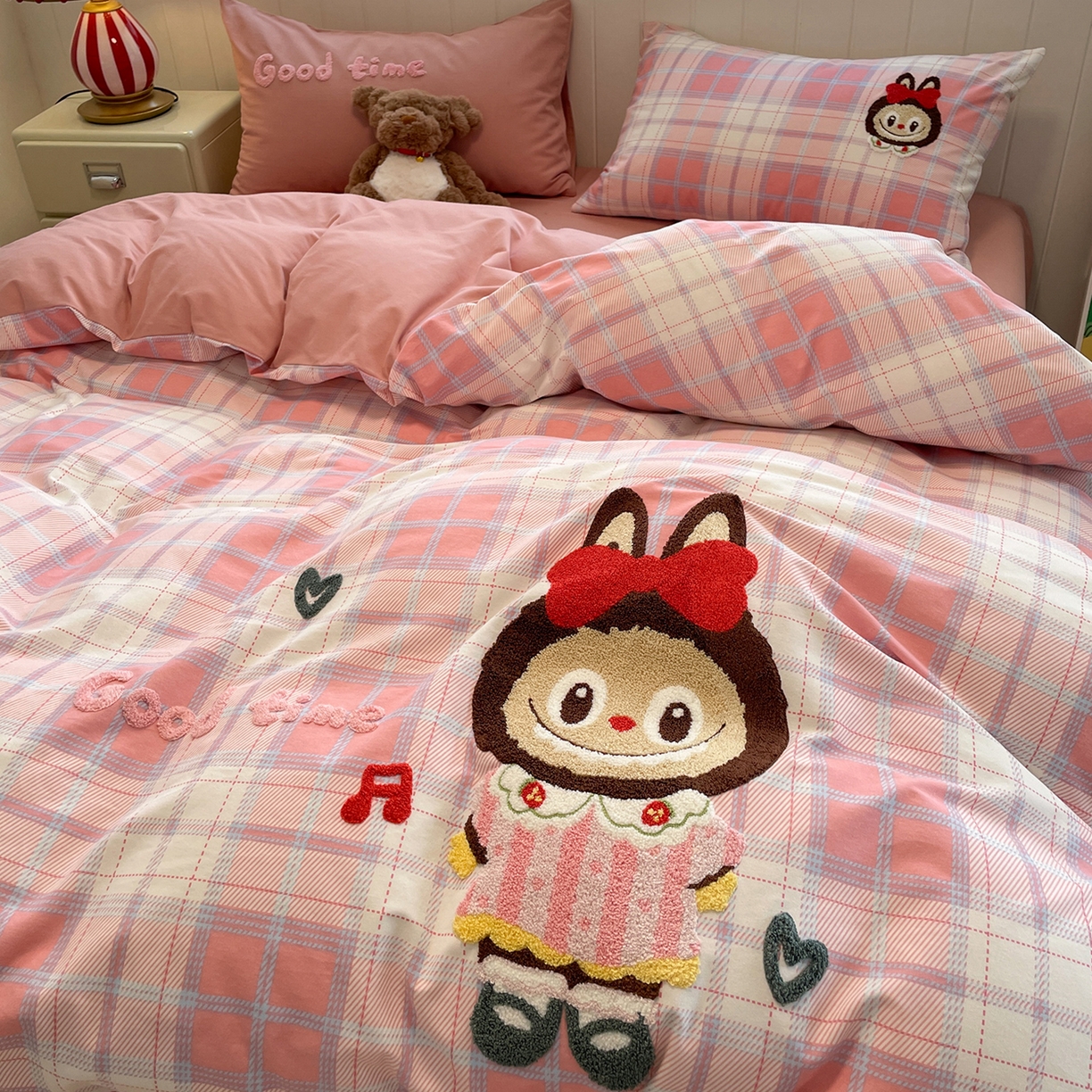 91家纺网 家纺一手货源 找家纺 蓝邻家纺 2025新款全棉磨毛卡通刺绣款四件套--毛巾绣系列 芙芙兔