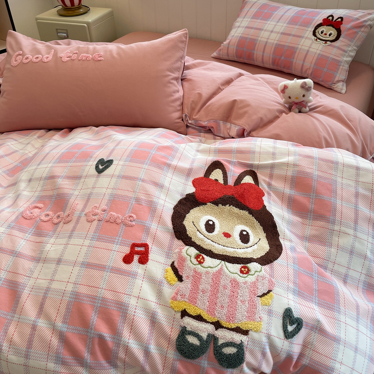 91家纺网 家纺一手货源 找家纺 蓝邻家纺 2025新款全棉磨毛卡通刺绣款四件套--毛巾绣系列 芙芙兔