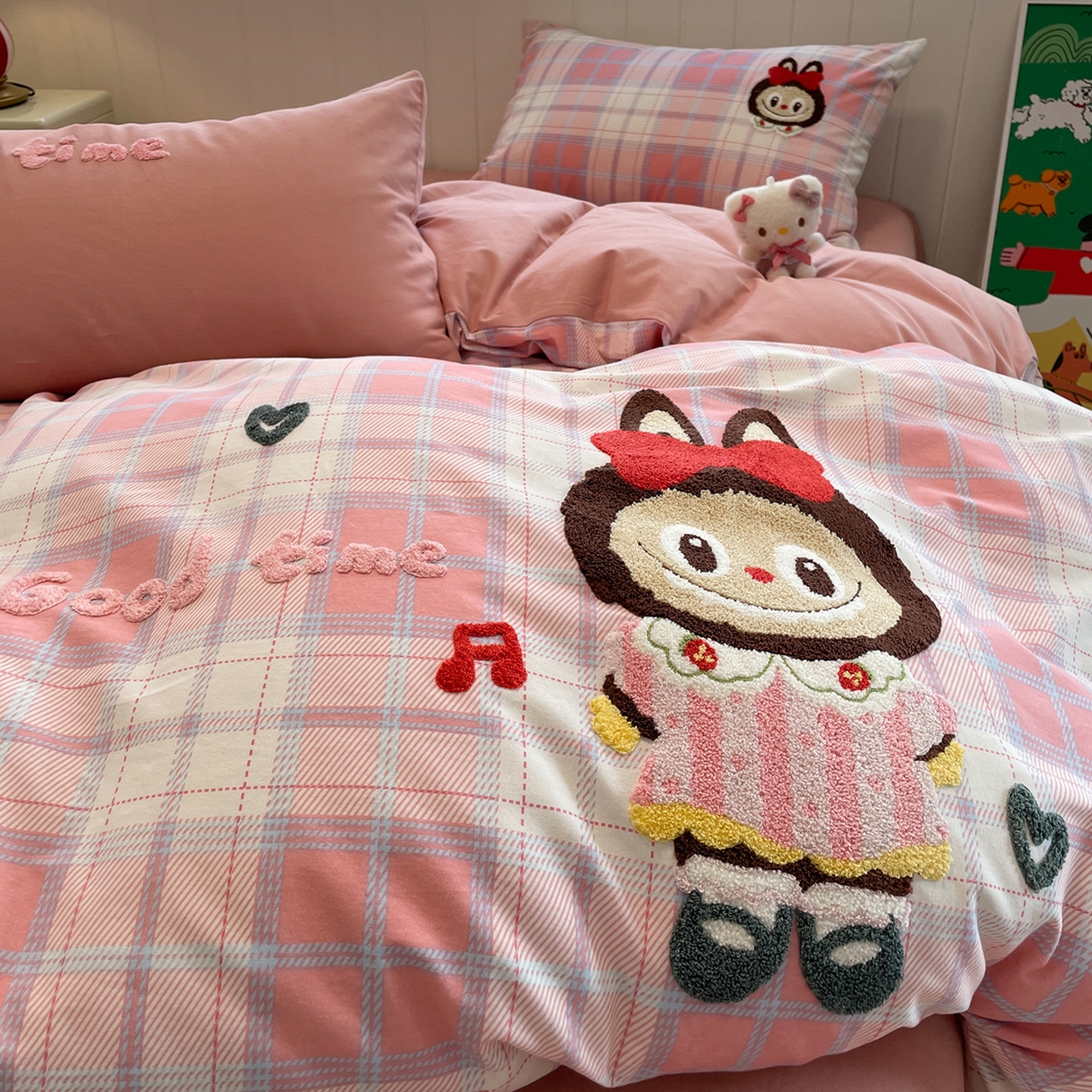 91家纺网 家纺一手货源 找家纺 蓝邻家纺 2025新款全棉磨毛卡通刺绣款四件套--毛巾绣系列 芙芙兔