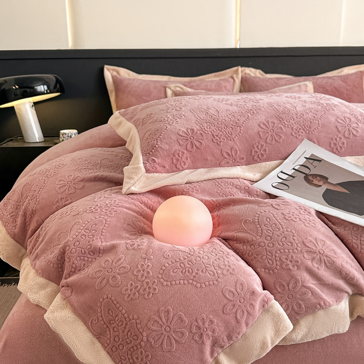 91家纺网 家纺一手货源 找家纺  （总）亿梵家居  2025秋冬新款-拼角款A类全消光牛奶绒立体5D雕花绒四件套