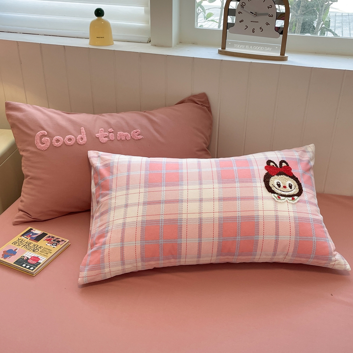 91家纺网 家纺一手货源 找家纺 蓝邻家纺 2025新款全棉磨毛卡通刺绣款四件套--毛巾绣系列 芙芙兔