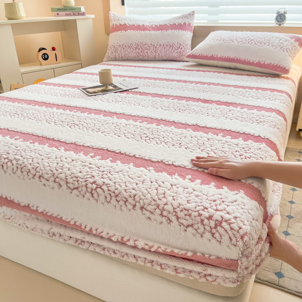 91家纺网 家纺一手货源 找家纺 （总）卡伦家纺 2025新款阳离子提花牛奶绒床笠-暖阳系列