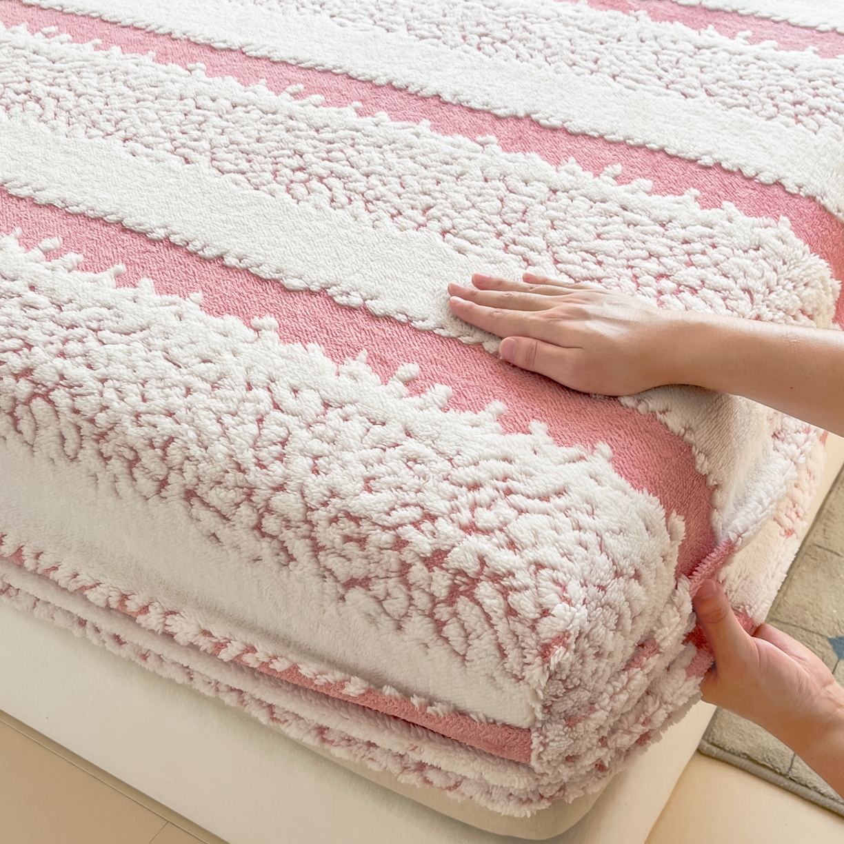 91家纺网 家纺一手货源 找家纺 （总）卡伦家纺 2025新款阳离子提花牛奶绒床笠-暖阳系列