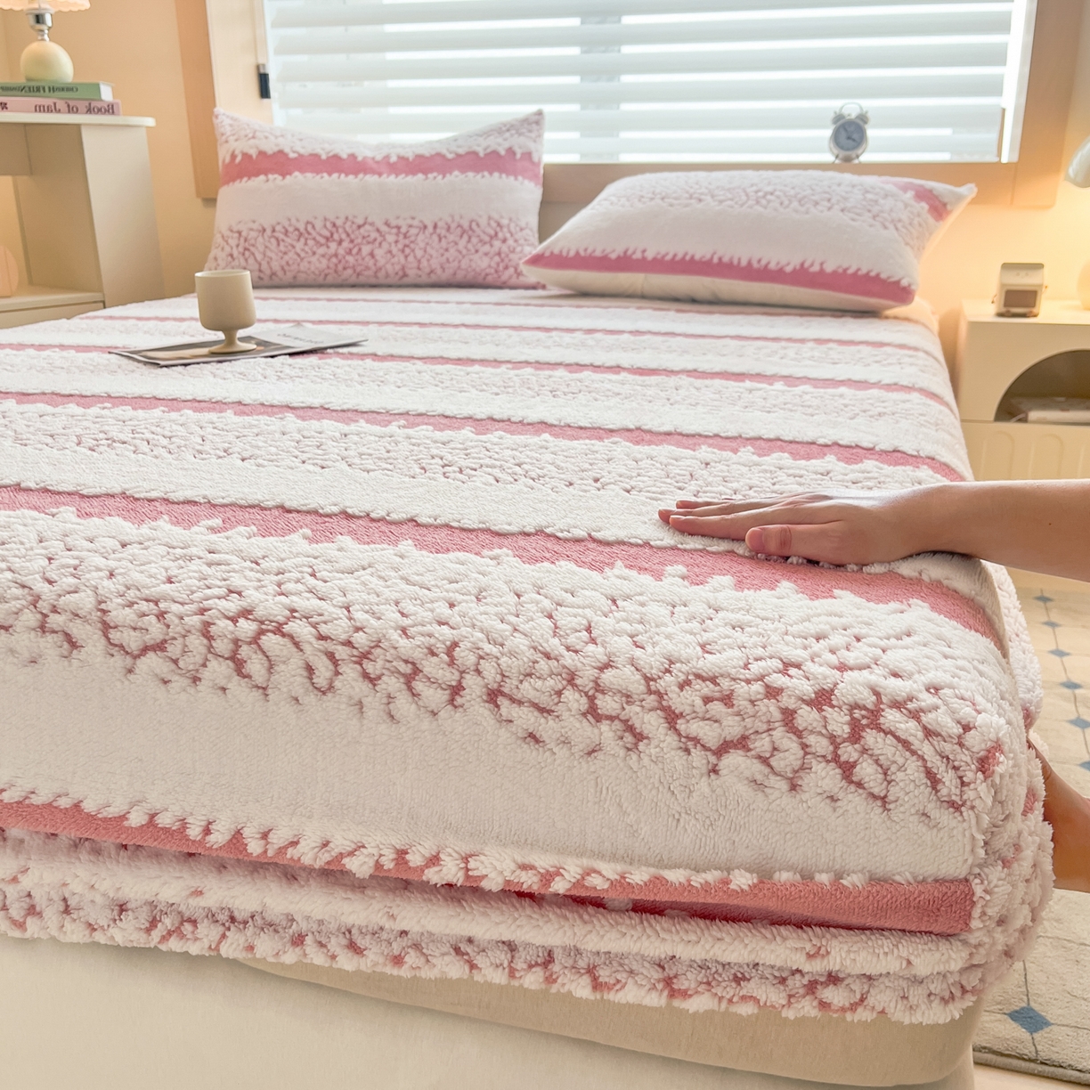 91家纺网 家纺一手货源 找家纺 （总）卡伦家纺 2025新款阳离子提花牛奶绒床笠-暖阳系列