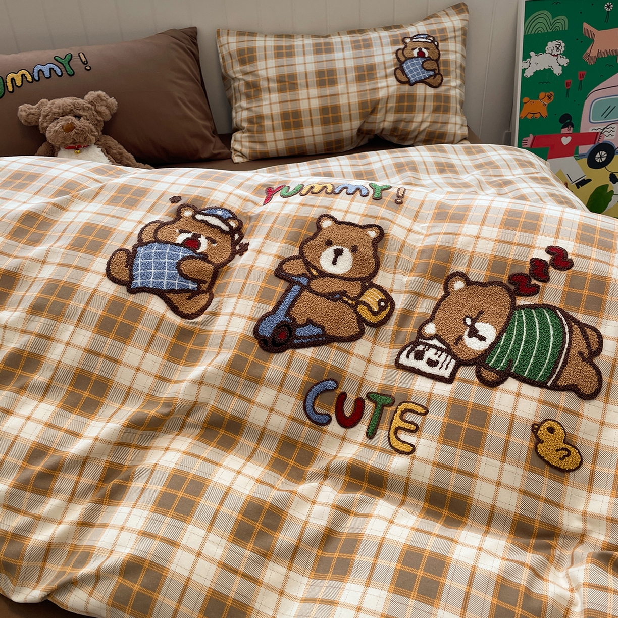 91家纺网 家纺一手货源 找家纺 蓝邻家纺 2025新款全棉磨毛卡通刺绣款四件套--毛巾绣系列 憨睡熊