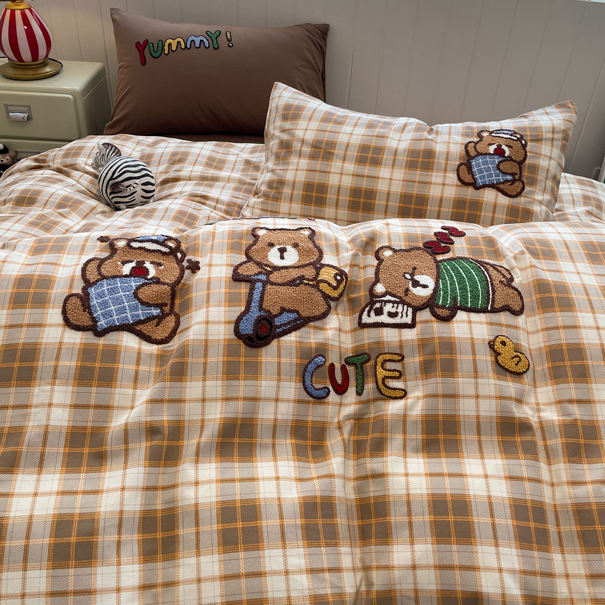 91家纺网 家纺一手货源 找家纺 蓝邻家纺 2025新款全棉磨毛卡通刺绣款四件套--毛巾绣系列 憨睡熊