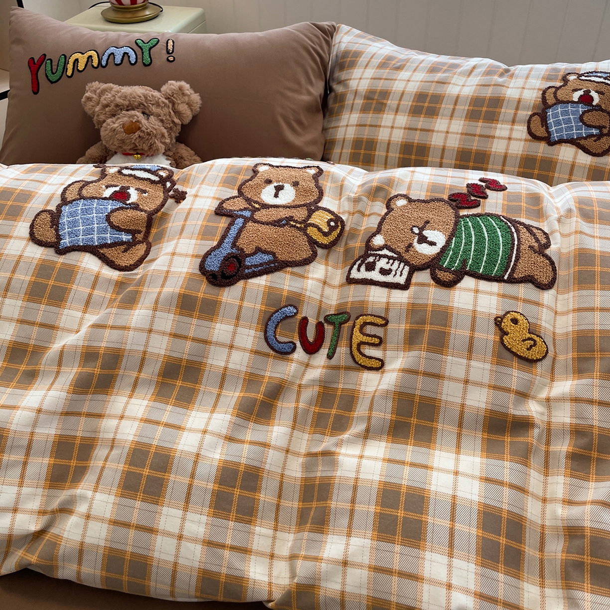 91家纺网 家纺一手货源 找家纺 蓝邻家纺 2025新款全棉磨毛卡通刺绣款四件套--毛巾绣系列 憨睡熊