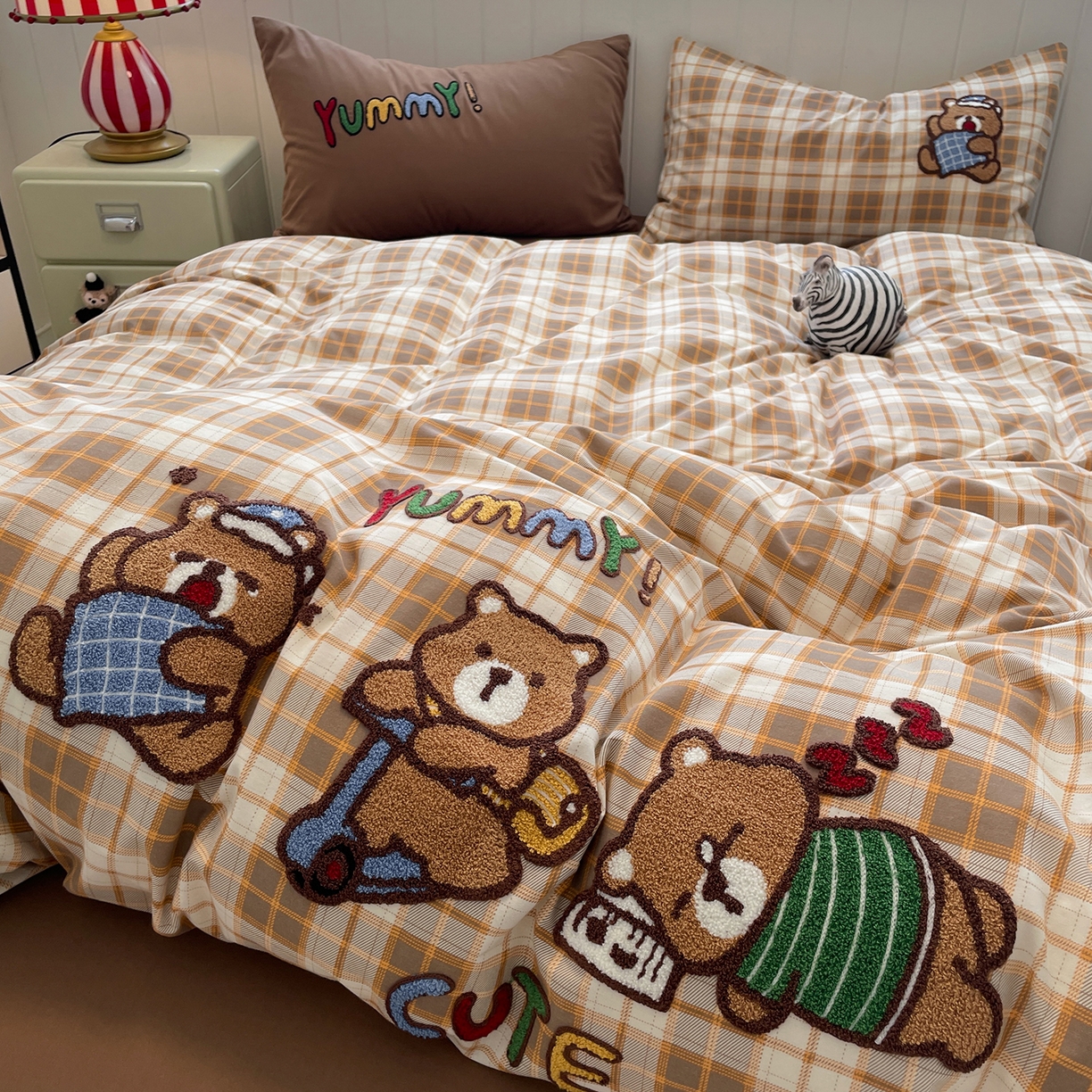 91家纺网 家纺一手货源 找家纺 蓝邻家纺 2025新款全棉磨毛卡通刺绣款四件套--毛巾绣系列 憨睡熊