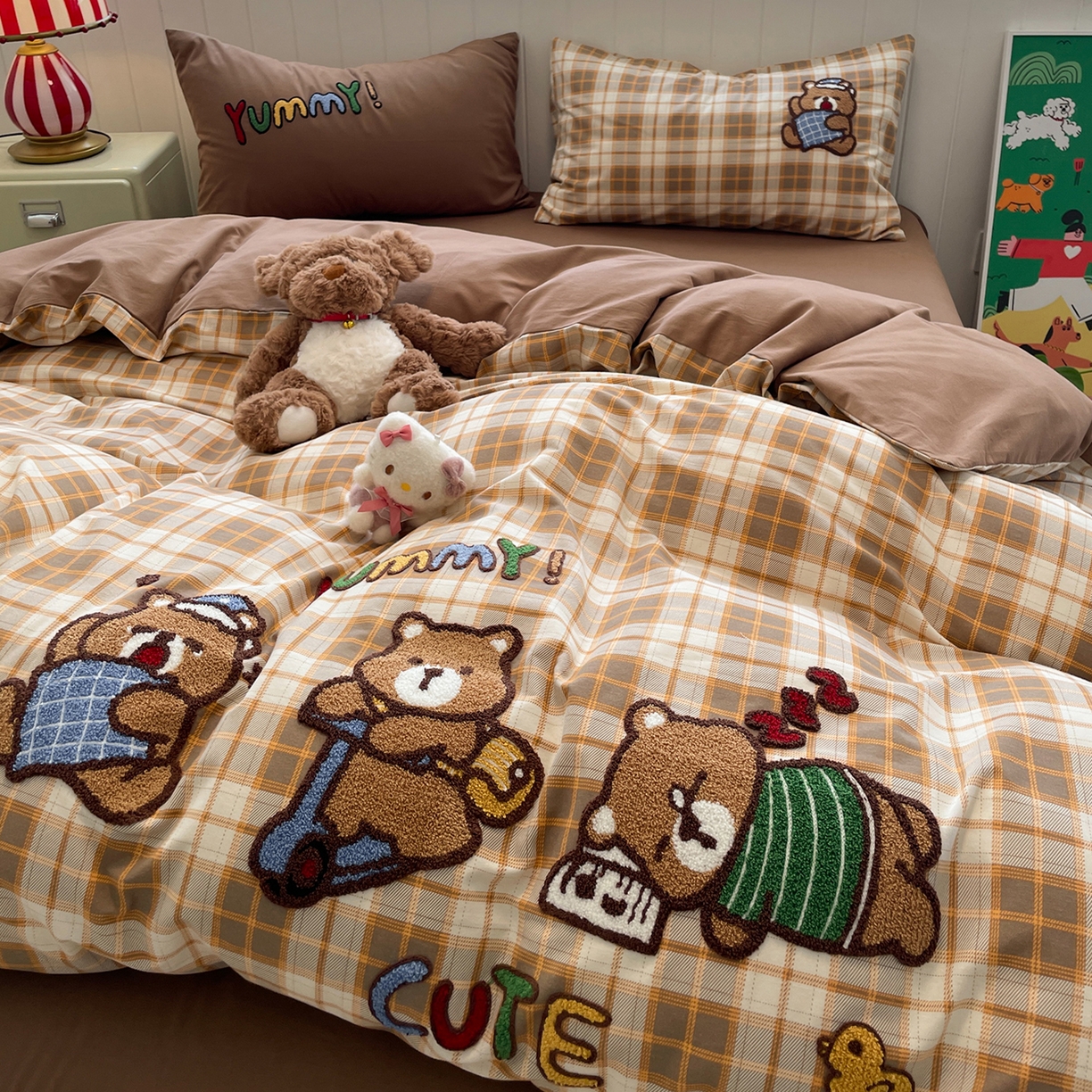 91家纺网 家纺一手货源 找家纺 蓝邻家纺 2025新款全棉磨毛卡通刺绣款四件套--毛巾绣系列 憨睡熊