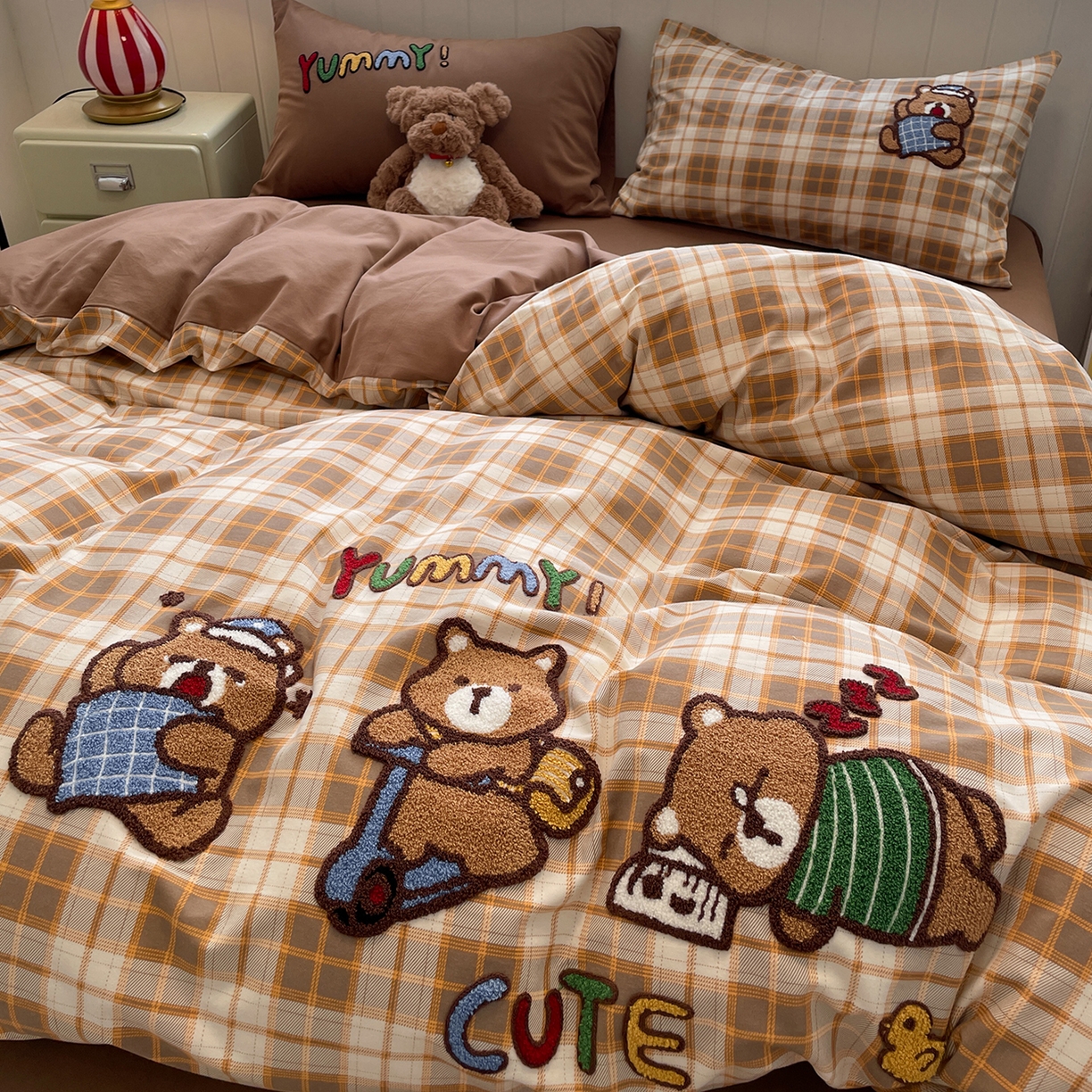 91家纺网 家纺一手货源 找家纺 蓝邻家纺 2025新款全棉磨毛卡通刺绣款四件套--毛巾绣系列 憨睡熊