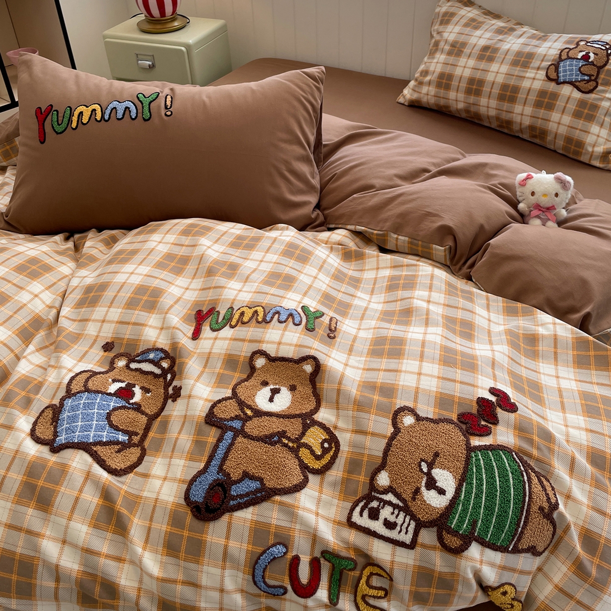 91家纺网 家纺一手货源 找家纺 蓝邻家纺 2025新款全棉磨毛卡通刺绣款四件套--毛巾绣系列 憨睡熊