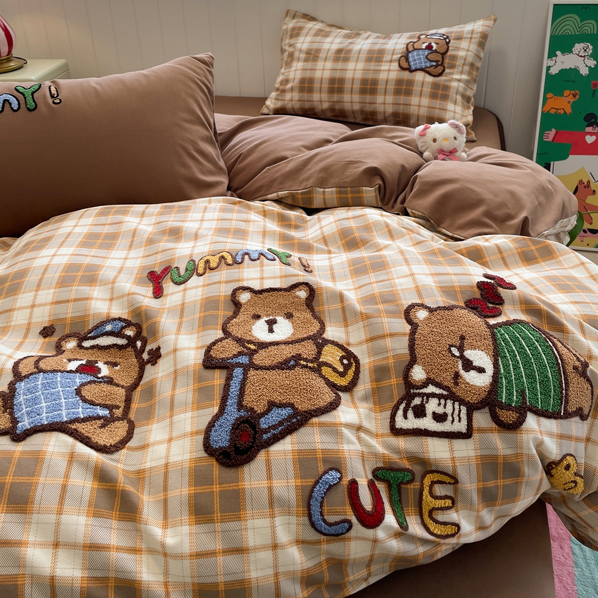 91家纺网 家纺一手货源 找家纺 蓝邻家纺 2025新款全棉磨毛卡通刺绣款四件套--毛巾绣系列 憨睡熊