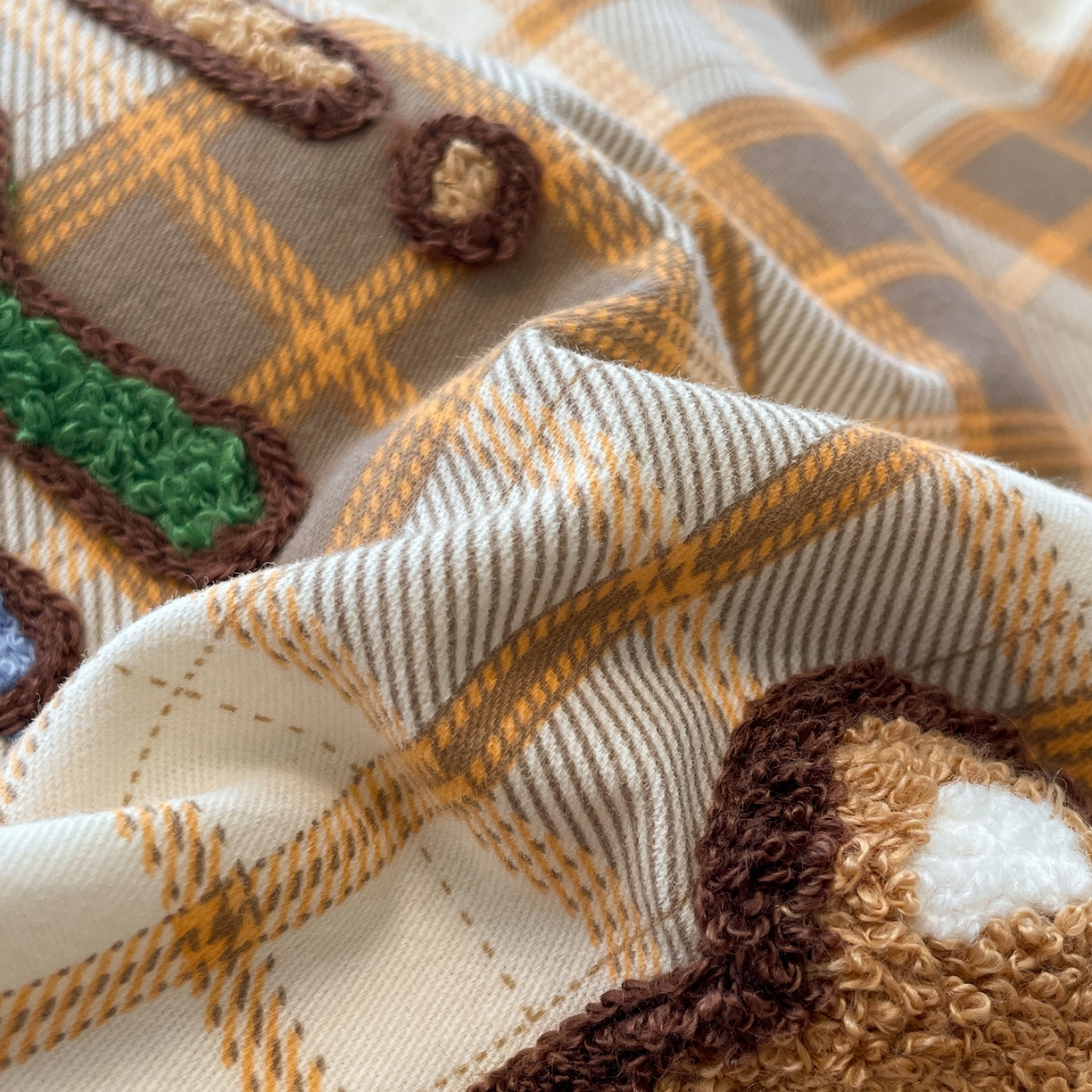 91家纺网 家纺一手货源 找家纺 蓝邻家纺 2025新款全棉磨毛卡通刺绣款四件套--毛巾绣系列 憨睡熊