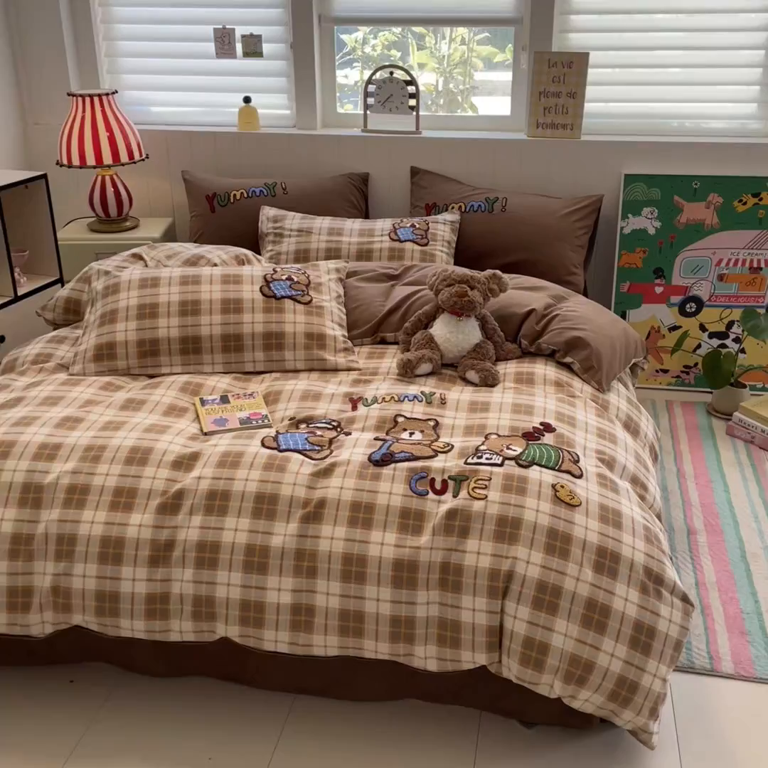 91家纺网 家纺一手货源 找家纺 蓝邻家纺 2025新款全棉磨毛卡通刺绣款四件套--毛巾绣系列 憨睡熊