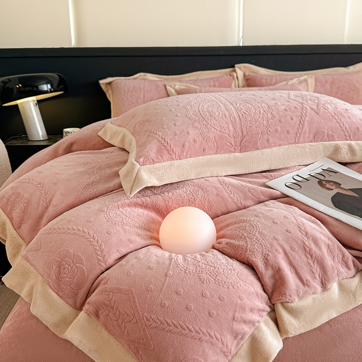 91家纺网 家纺一手货源 找家纺  （总）亿梵家居  2025秋冬新款-拼角款A类全消光牛奶绒立体5D雕花绒四件套