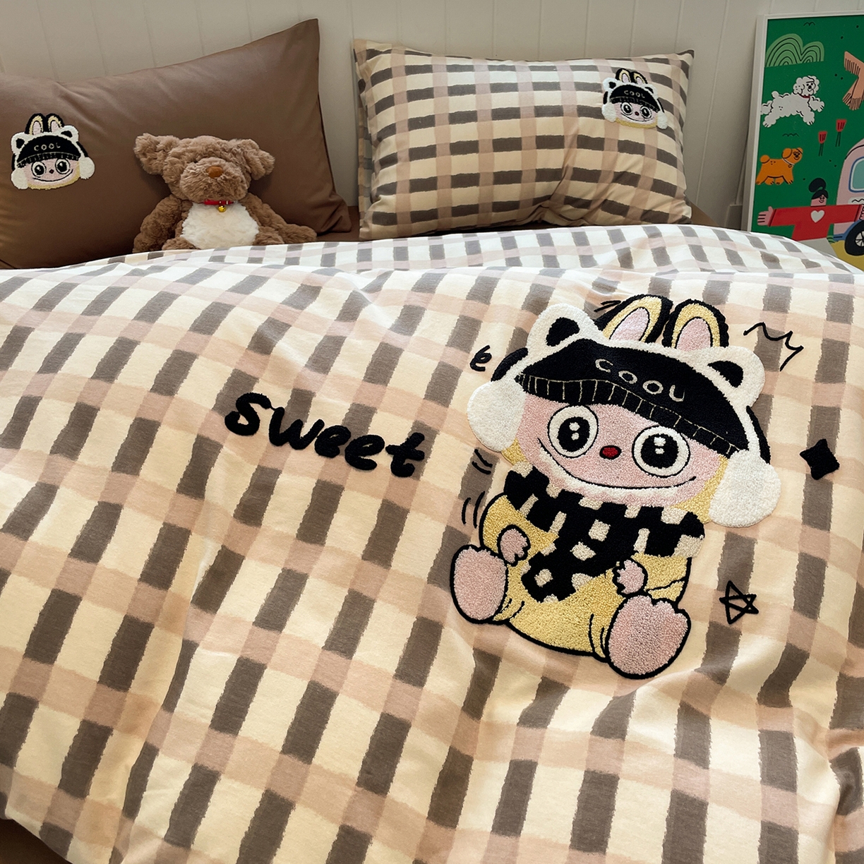 91家纺网 家纺一手货源 找家纺 蓝邻家纺 2025新款全棉磨毛卡通刺绣款四件套--毛巾绣系列 酷萌仔