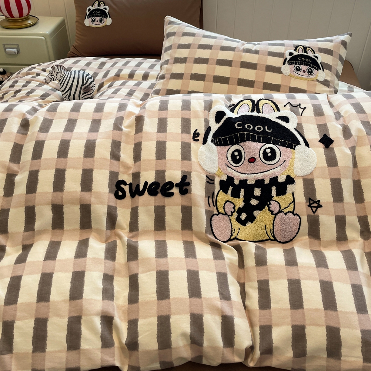 91家纺网 家纺一手货源 找家纺 蓝邻家纺 2025新款全棉磨毛卡通刺绣款四件套--毛巾绣系列 酷萌仔