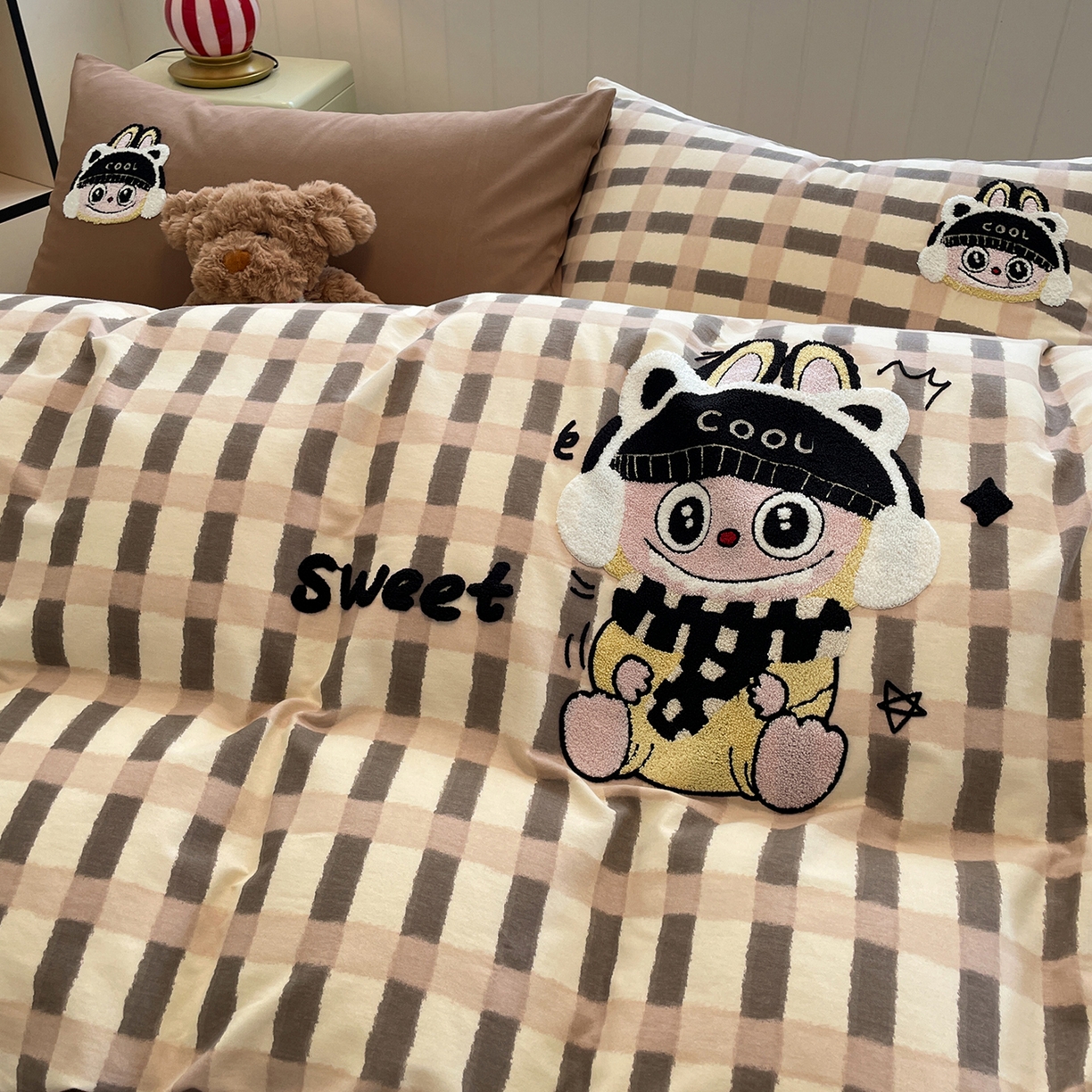 91家纺网 家纺一手货源 找家纺 蓝邻家纺 2025新款全棉磨毛卡通刺绣款四件套--毛巾绣系列 酷萌仔