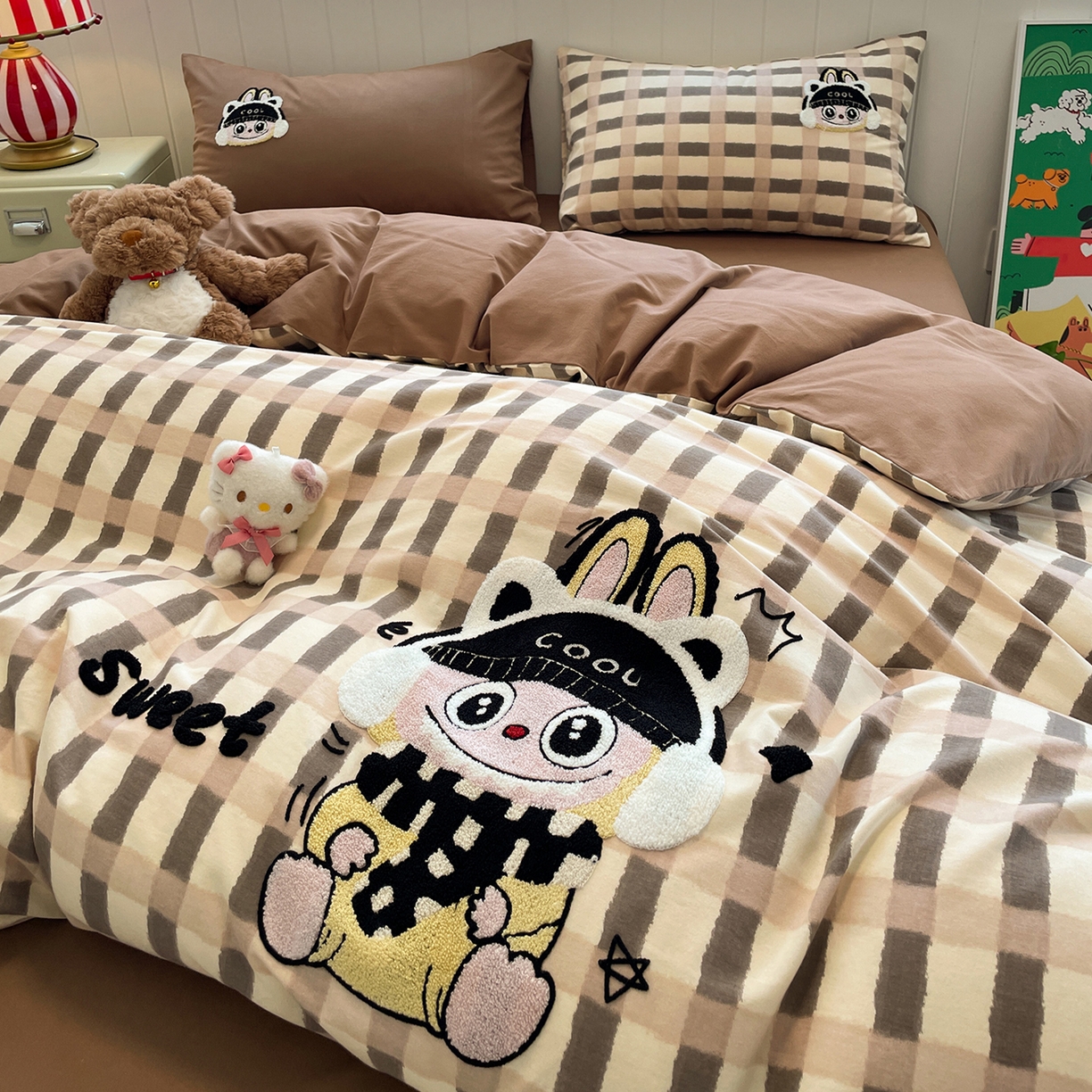 91家纺网 家纺一手货源 找家纺 蓝邻家纺 2025新款全棉磨毛卡通刺绣款四件套--毛巾绣系列 酷萌仔