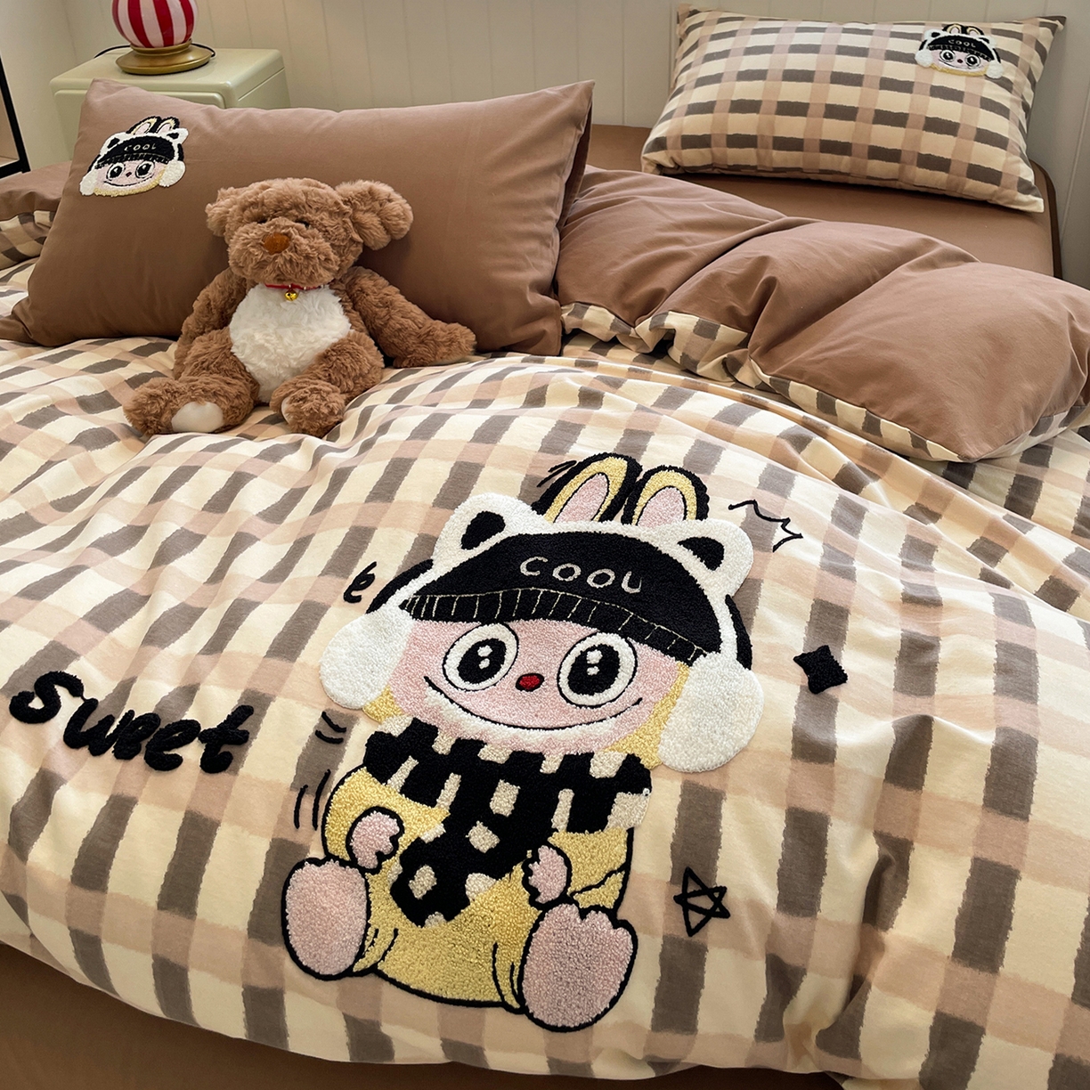 91家纺网 家纺一手货源 找家纺 蓝邻家纺 2025新款全棉磨毛卡通刺绣款四件套--毛巾绣系列 酷萌仔