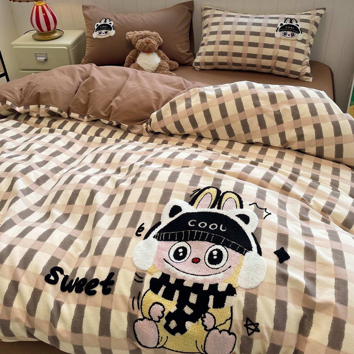 91家纺网 家纺一手货源 找家纺 蓝邻家纺 2025新款全棉磨毛卡通刺绣款四件套--毛巾绣系列 酷萌仔