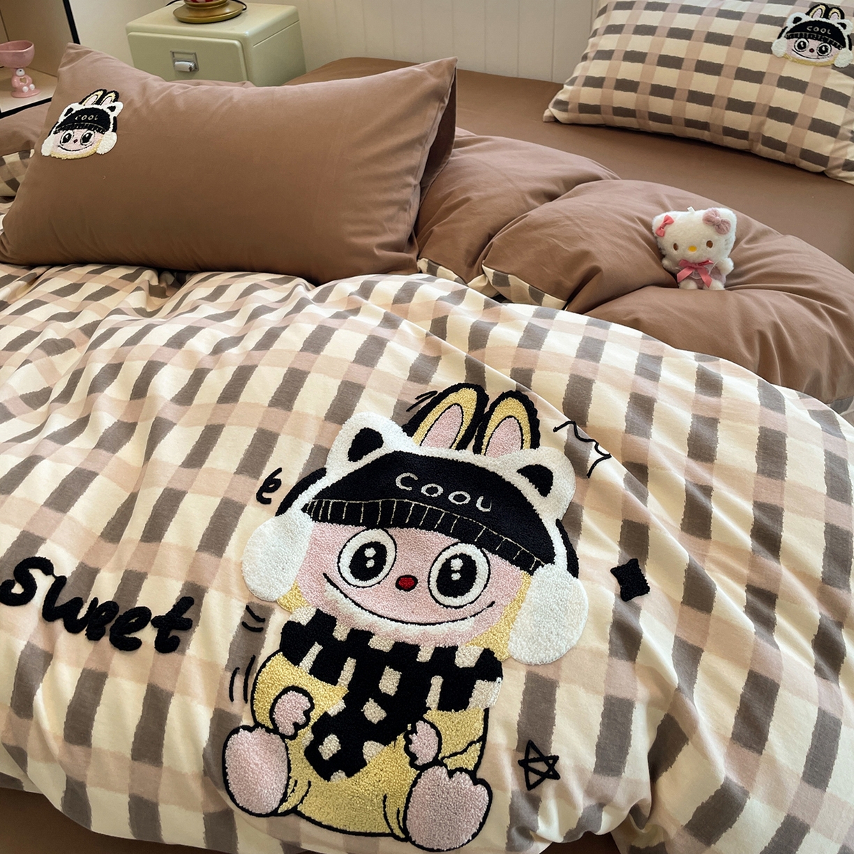 91家纺网 家纺一手货源 找家纺 蓝邻家纺 2025新款全棉磨毛卡通刺绣款四件套--毛巾绣系列 酷萌仔