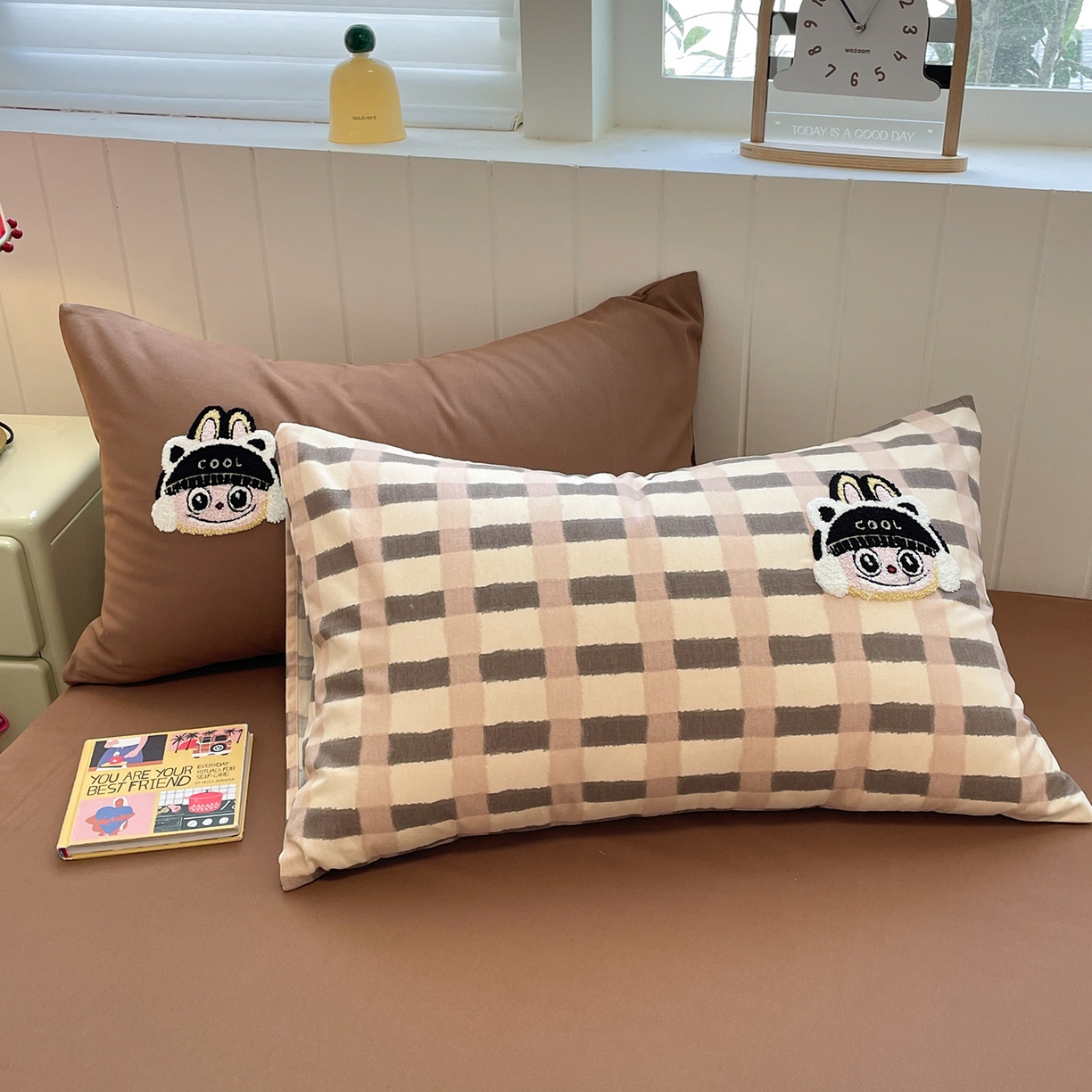 91家纺网 家纺一手货源 找家纺 蓝邻家纺 2025新款全棉磨毛卡通刺绣款四件套--毛巾绣系列 酷萌仔