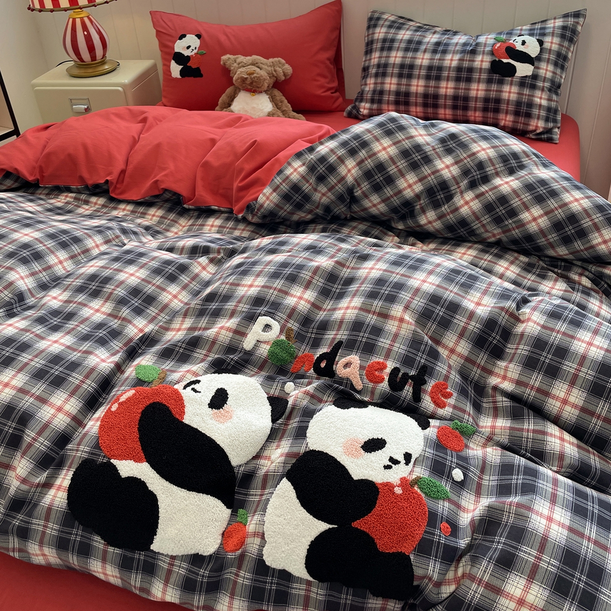 91家纺网 家纺一手货源 找家纺 蓝邻家纺 2025新款全棉磨毛卡通刺绣款四件套--毛巾绣系列 萌熊贝贝